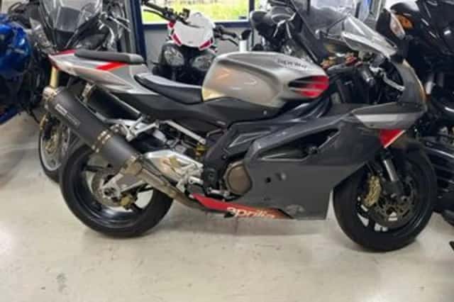 Aprilia RSV 1000 R (2005) thumbnail 1