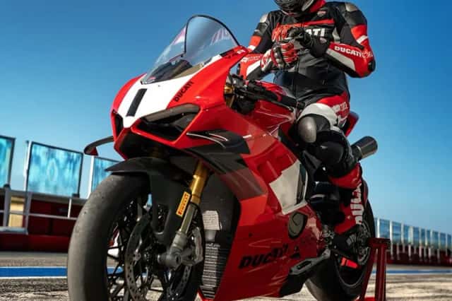 Ducati Panigale V4 R (2024) thumbnail 2