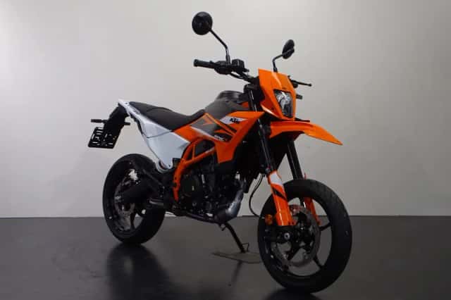 KTM 125 SMC R (2025) thumbnail 2