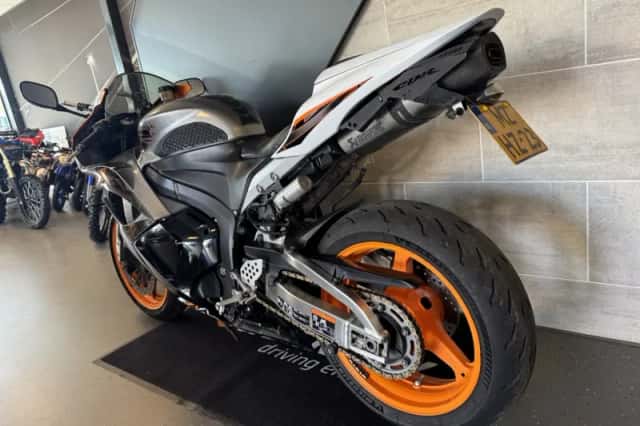 Honda CBR 600 RR (2011) thumbnail 4