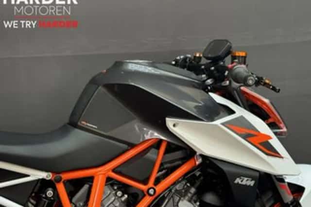 KTM 1290 SuperDuke R (2017) thumbnail 6