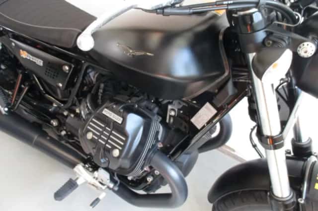 Moto Guzzi V9 Bobber (2016) thumbnail 6
