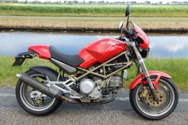 Ducati Monster 900 (1997) thumbnail 2