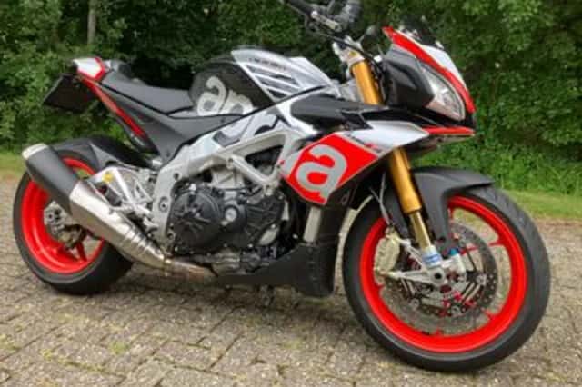 Aprilia Tuono V4 1100 FACTORY (2016) thumbnail 1