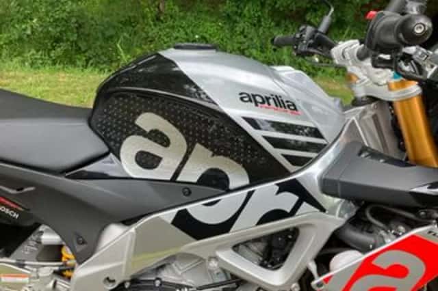 Aprilia Tuono V4 1100 FACTORY (2016) thumbnail 5