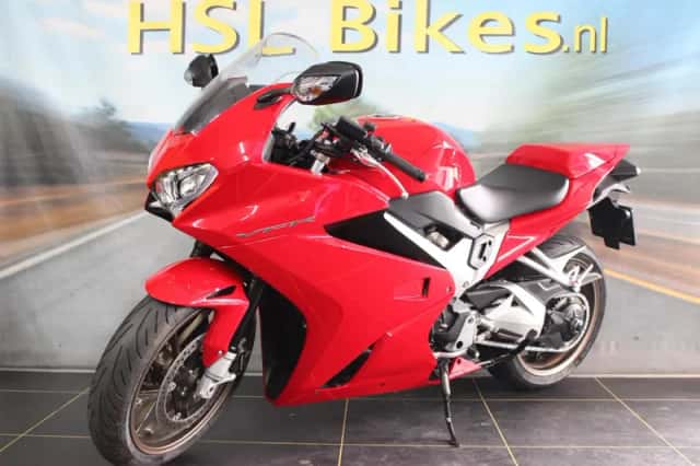 Honda VFR 800 (2015) thumbnail 2