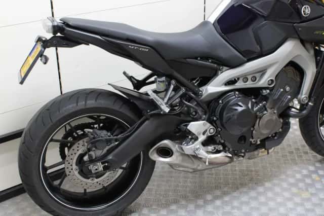 Yamaha MT-09 (2016) thumbnail 3