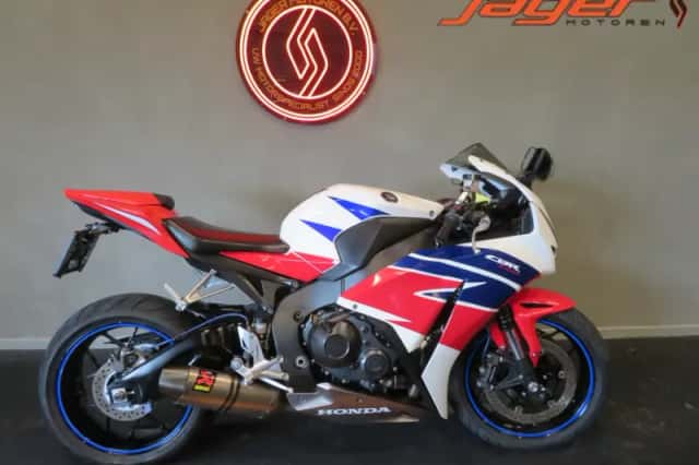Honda CBR 1000 RR Fireblade (2014) thumbnail 1