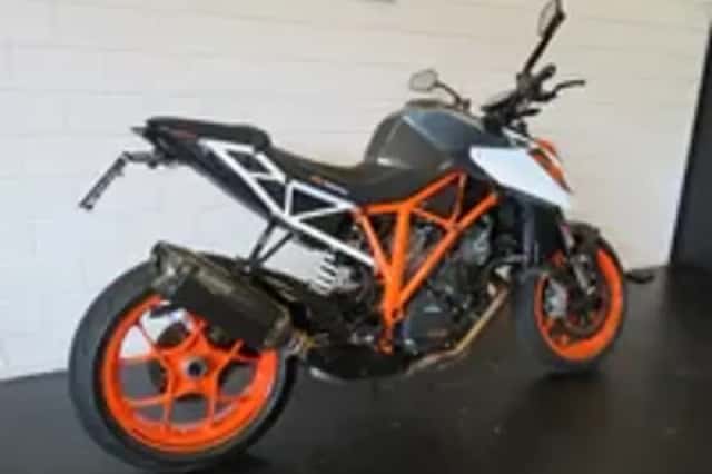 KTM 1290 Super Duke GT (2017) thumbnail 3
