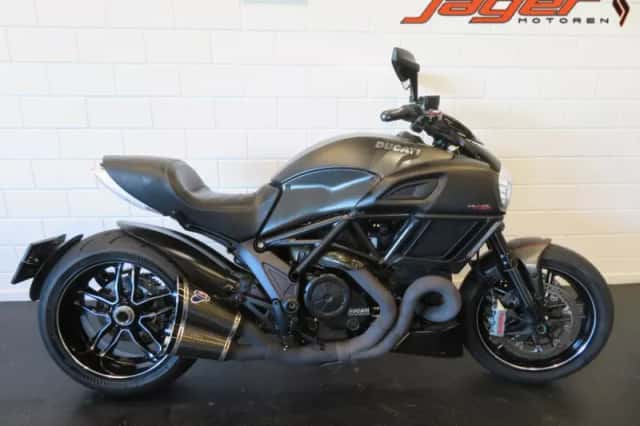Ducati Diavel Carbon (2017) thumbnail 1