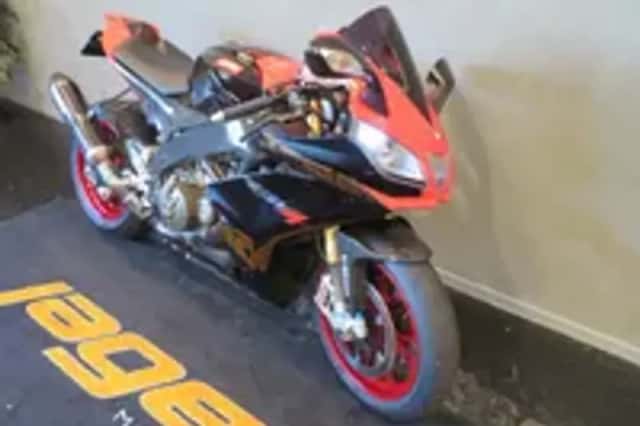 Aprilia RSV 4 Factory (2010) thumbnail 2