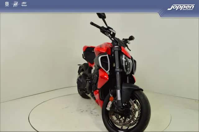 Ducati Diavel V4 (2026) thumbnail 3