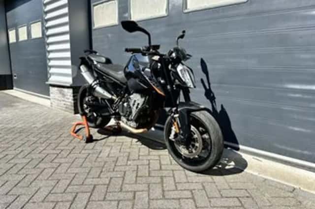 KTM 890 Duke (2022) thumbnail 2