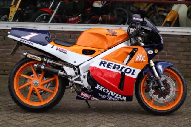 Honda VFR400RR (1991) thumbnail 1