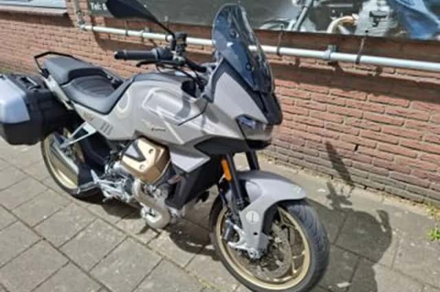 Moto Guzzi V100 Mandello (2023) thumbnail 2