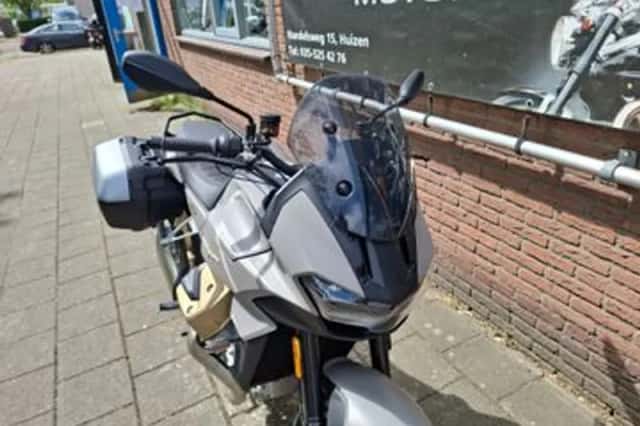 Moto Guzzi V100 Mandello (2023) thumbnail 5