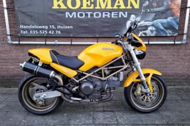 Ducati M900 Monster (2000) thumbnail 1