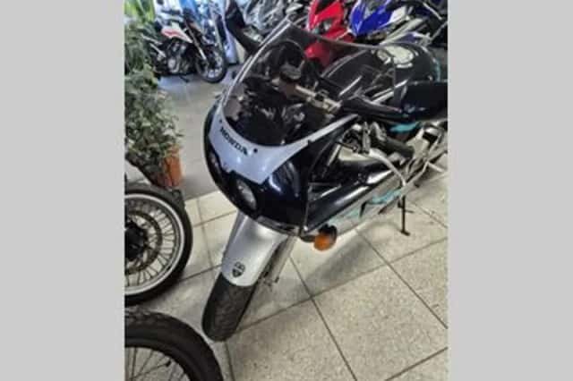 Honda CBR 400RR (1992) thumbnail 5