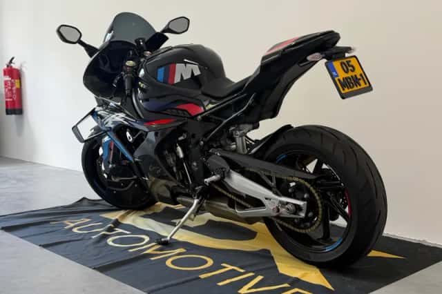BMW M 1000 RR (2023) thumbnail 4