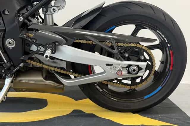 BMW M 1000 RR (2023) thumbnail 5