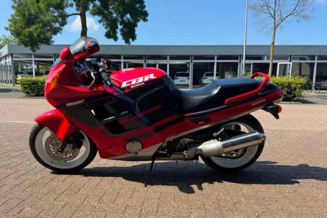 Honda CBR 1000 F (1990) thumbnail 1