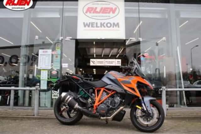 KTM 1290 Super Duke (2024) thumbnail 2