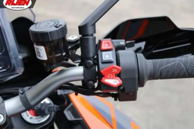 KTM 1290 Super Duke (2024) thumbnail 6