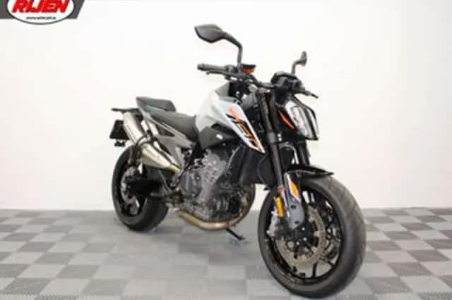 KTM 790 Duke (2024) thumbnail 1