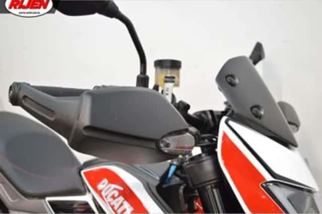 Ducati Hypermotard 821 SP (2015) thumbnail 6