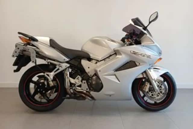 Honda VFR800 (2002) thumbnail 1