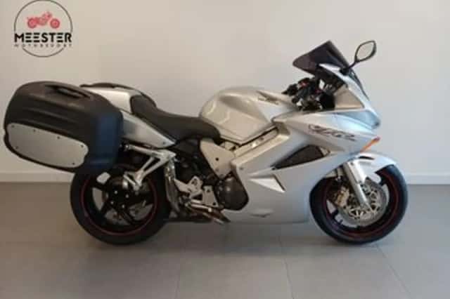 Honda VFR800 (2002) thumbnail 2