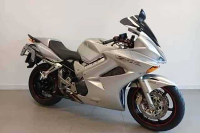 Honda VFR800 (2002) thumbnail 3