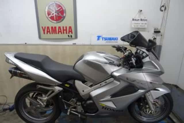 Honda VFR800 (2004) thumbnail 1