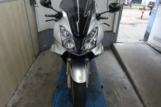 Honda VFR800 (2004) thumbnail 3