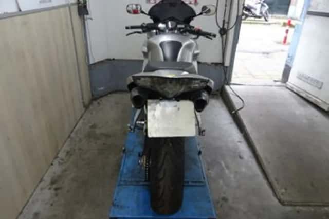 Honda VFR800 (2004) thumbnail 5