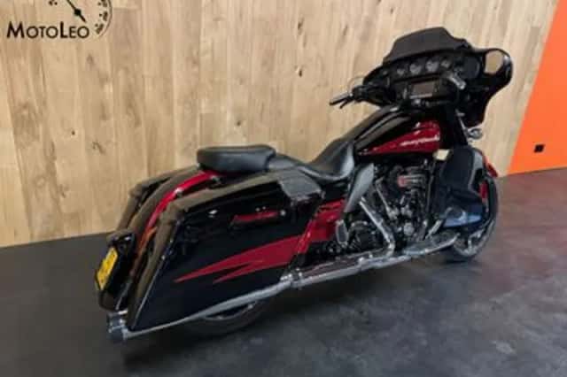 Harley-Davidson Street Glide CVO (2016) thumbnail 3