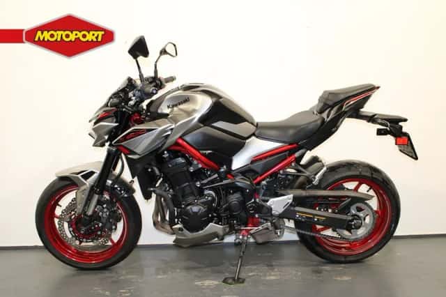 Kawasaki Z900 (2024) thumbnail 3