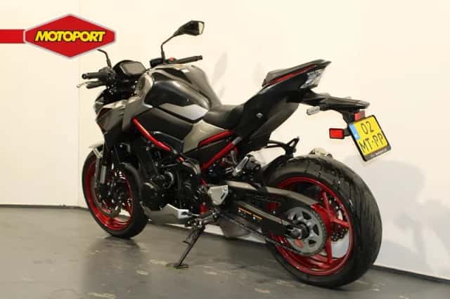 Kawasaki Z900 (2024) thumbnail 4