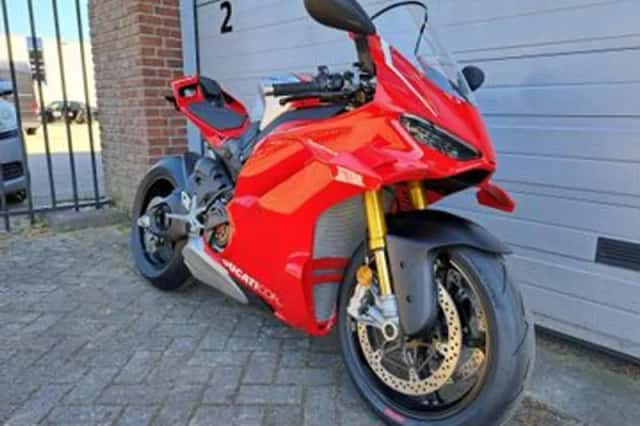 Ducati Panigale V4 R (2026) thumbnail 2