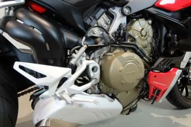 Ducati Streetfighter V4 (2020) thumbnail 6