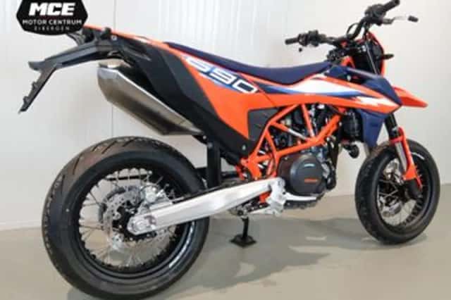 KTM 690 SMC (2026) thumbnail 2