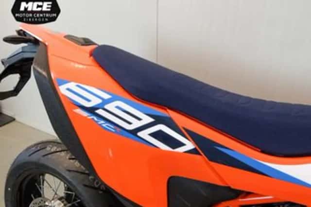 KTM 690 SMC (2026) thumbnail 5