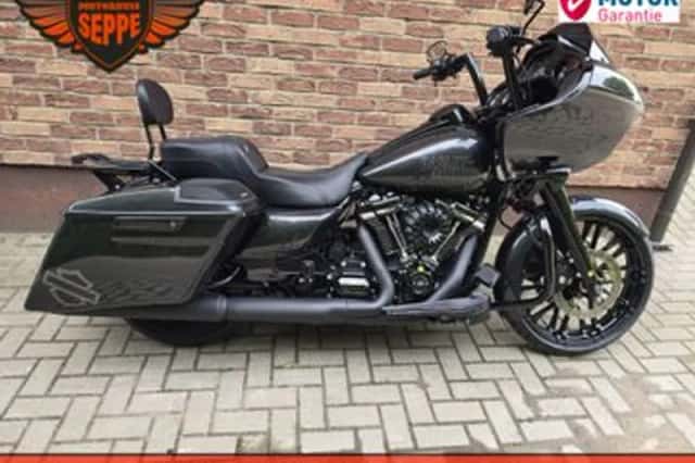 Harley-Davidson Road Glide Custom (2019) thumbnail 1