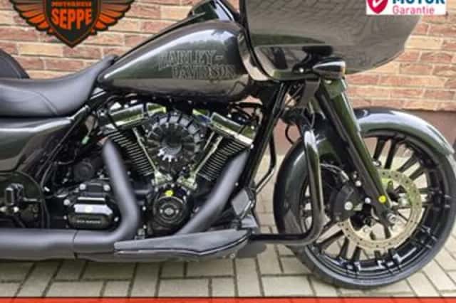 Harley-Davidson Road Glide Custom (2019) thumbnail 2