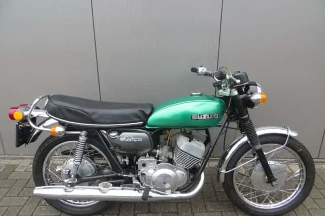Suzuki GT 250 (1972) thumbnail 1