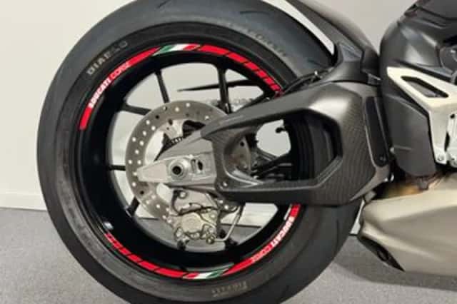 Ducati Streetfighter V4 (2025) thumbnail 3