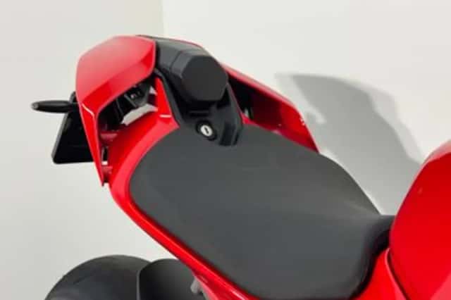 Ducati Streetfighter V4 (2025) thumbnail 4