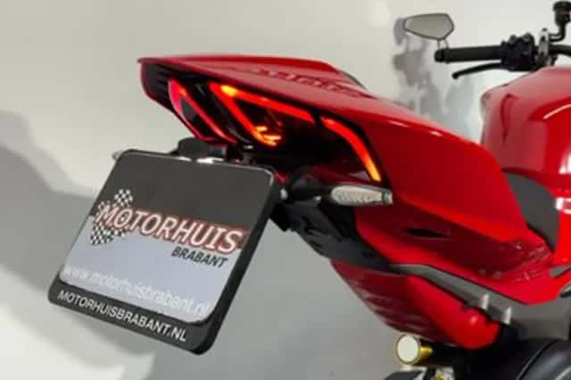 Ducati Streetfighter V4 (2025) thumbnail 5