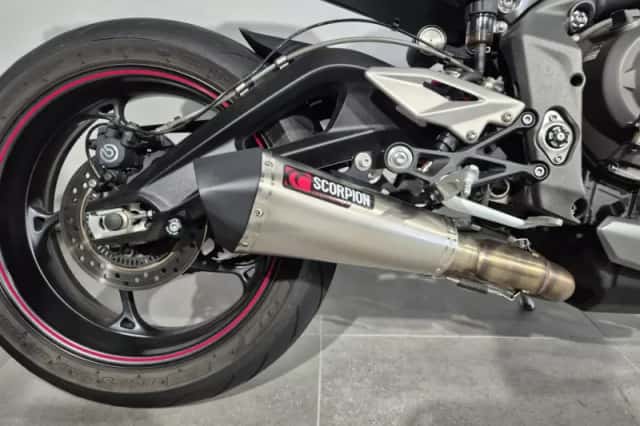 Triumph Street Triple R (2022) thumbnail 6