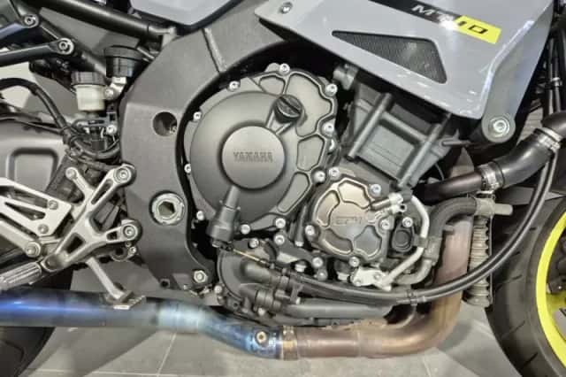 Yamaha MT-10 (2016) thumbnail 4